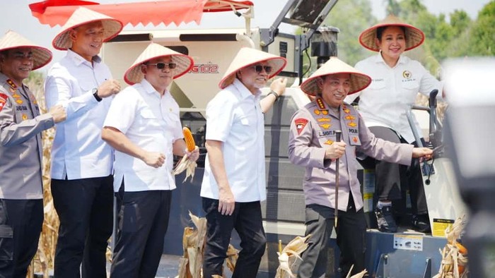 Kapolri Jenderal Listyo Sigit Prabowo mengundang pimpinan kementerian-lembaga datang ke Oku Timur, Sumatera Selatan, untuk panen raya jagung serentak kuartal III tahun 2025.