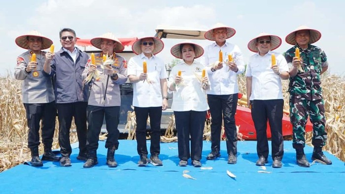 Kapolri Jenderal Listyo Sigit Prabowo mengundang pimpinan kementerian-lembaga datang ke Oku Timur, Sumatera Selatan, untuk panen raya jagung serentak kuartal III tahun 2025.