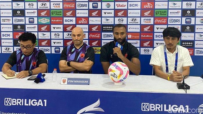 Kapten PSM Makassar Yuran Fernandes dan pelatih Bernardo Tavares pada sesi konferensi pers.