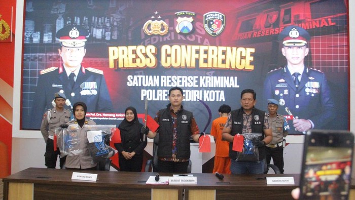 Kasat Reskrim Polres Kediri Kota AKP Cipto Dwi Leksana saat menggelar konferensi pers pembacokan pemuda di Kota Kediri.