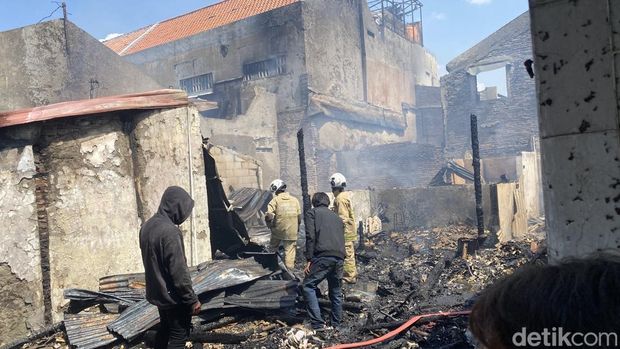 Rumah terbakar di Kampung Gang Inggris, Kelurahan Jagalan, Kecamatan Semarang Tengah, Kota Semarang, Sabtu (27/9/2025).
