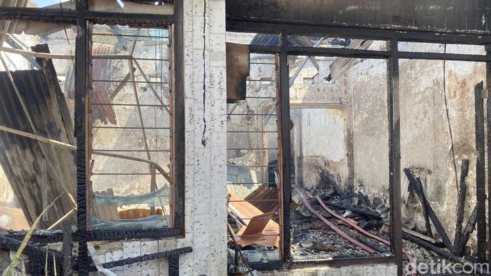 Rumah terbakar di Kampung Gang Inggris, Kelurahan Jagalan, Kecamatan Semarang Tengah, Kota Semarang, Sabtu (27/9/2025).