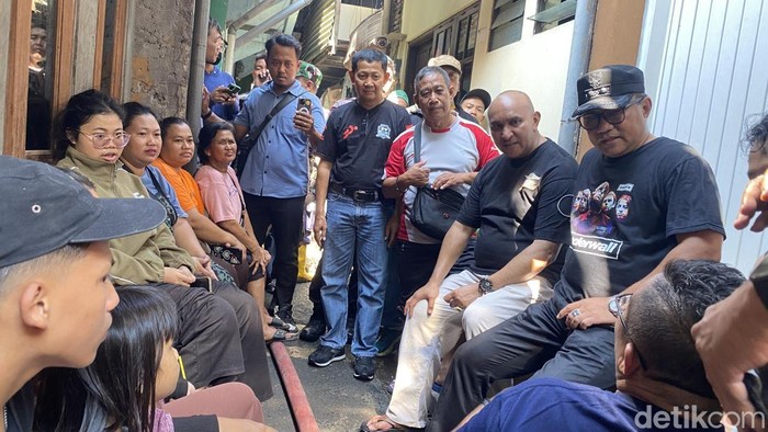 Damkar tengah melakukan pendinginan di rumah yang terbakar di Kampung Gang Inggris, Kelurahan Jagalan, Kecamatan Semarang Tengah, Kota Semarang, Sabtu (27/9/2025).