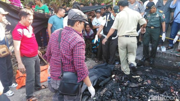 Penampakan jenazah ketiga korban di reruntuhan rumah yang rata dengan tanah setelah terbakar di Desa Suwaluh, Balongbendo, Sidoarjo (29/8/2016)