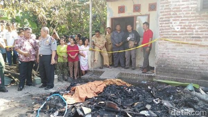 Penampakan jenazah ketiga korban di reruntuhan rumah yang rata dengan tanah setelah terbakar di Desa Suwaluh, Balongbendo, Sidoarjo (29/8/2016)
