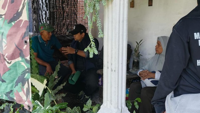 Soendari (jilbab abu-abu) saat ditangkap tim gabungan kejaksaan di Blitar