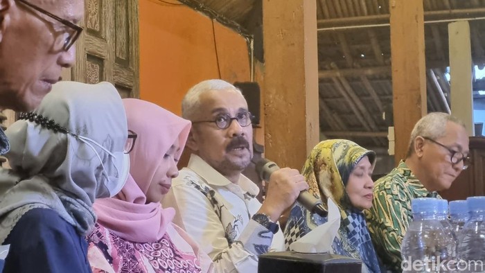 Jumpa pers istri diplomat Kemlu Arya Daru Pangayunan, Meta Ayu Puspitantri, di Kotagede, Jogja, Sabtu (27/9/2025).