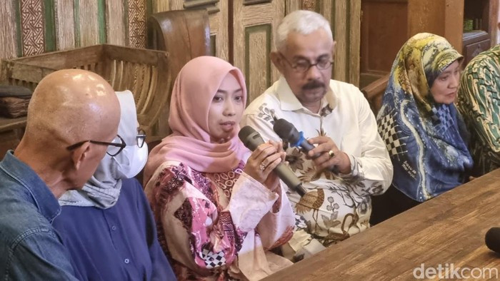 Jumpa pers istri diplomat Kemlu Arya Daru Pangayunan, Meta Ayu Puspitantri, di Kotagede, Jogja, Sabtu (27/9/2025).