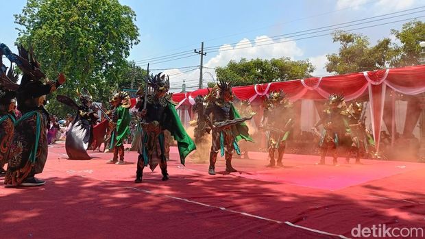 Kemeriahan pawai budaya di peringatan HUT ke-666 Kota Probolinggo