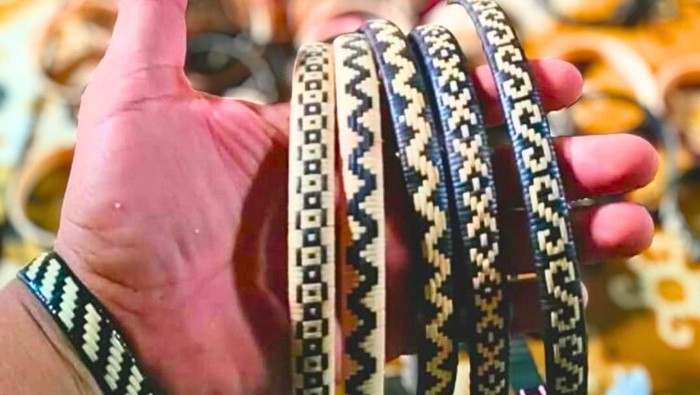 Produk kerajinan tangan menjadi primadona yang dibawa Kontingen Kayan Hulu. Jauh dari sekadar lima jenis, Setim Alla menegaskan variasi produk UMKM yang mereka bawa sangat beragam dan memiliki keistimewaan.