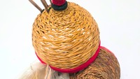 Topi adat Dayak Kenyah. Topi untuk tarian Ajai para pemuda yang terbuat dari rotan, kain, dan bulu burung.