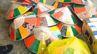 Saung atau penutup kepala fungsional untuk melindungi dari panas dan hujan. Dibuat dari anyaman daun palem hutan, rotan, kain, dan plastik.