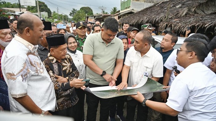 Keterangan foto: Bupati Langkat Syah Afandin mendampingi Gubsu Bobby Nasution saat mengecek peta jalan di Kecamatan Bahorok, Kabupaten Langkat (Dok. Diskominfo Sumut)