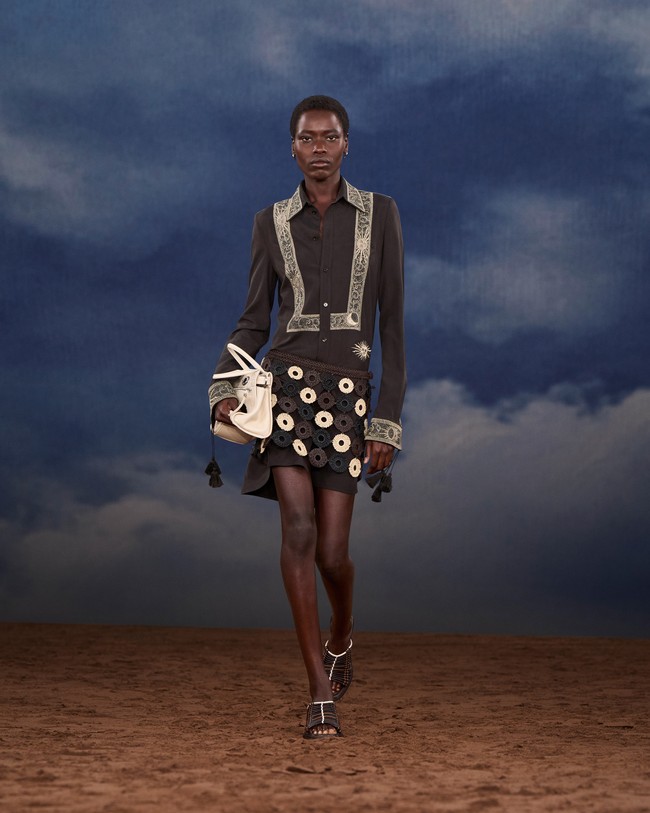 Lee juga menghadirkan reinterpretasi motif khas Burberry, termasuk House Check yang dibuat dalam versi rantai logam (chainmail).  (Foto: Dok. Burberry)