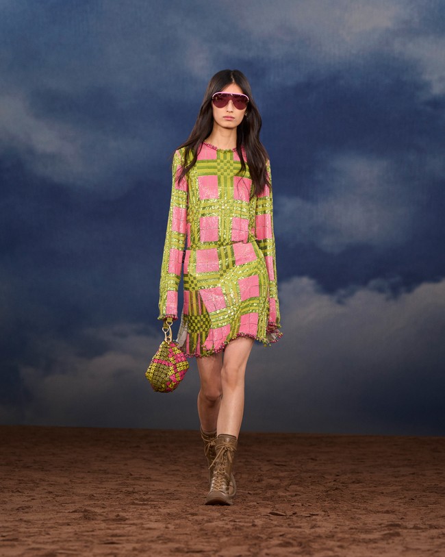 Koleksi yang dipresentasikan sebagai penutup London Fashion Week ini menampilkan siluet ramping dengan eksplorasi tekstur berani. Beberapa busana hadir dengan detail rumit, seperti atasan dan rok yang sepenuhnya terbuat dari manik-manik, kulit laser-cut menyerupai renda, hingga rajutan crochet pada atasan dan celana. (Foto: Dok. Burberry)