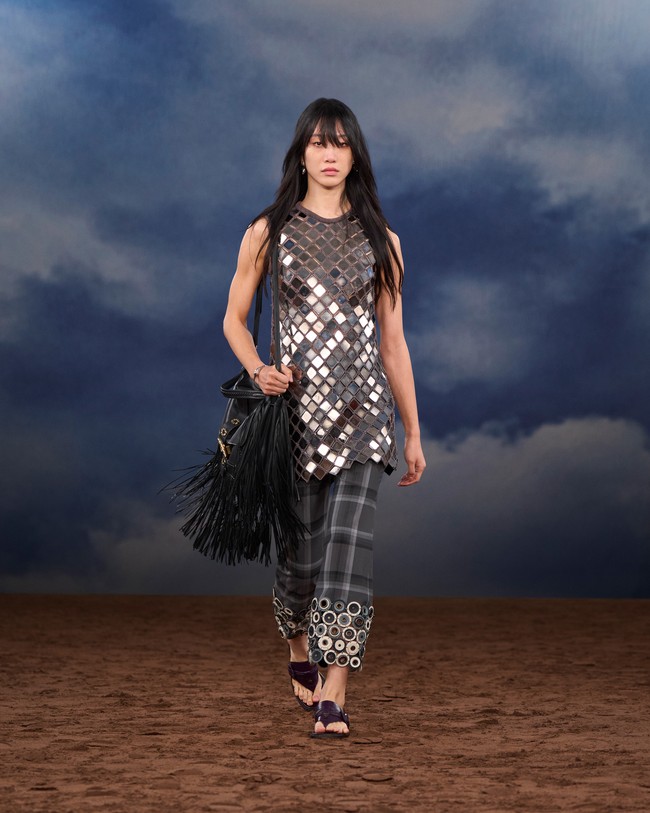 Motif-motif Edwardian tarot karya seniman Inggris Pamela Colman Smith juga menjadi inspirasi, tercetak pada trench coat dan busana berbahan sutra, menambah dimensi mistis sekaligus artistik. (Foto: Dok. Burberry)