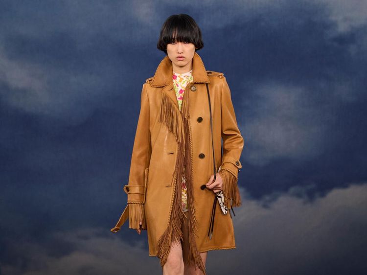 Foto: Koleksi Burberry Summer 2026, Perpaduan Mode dan Musik Khas Inggris