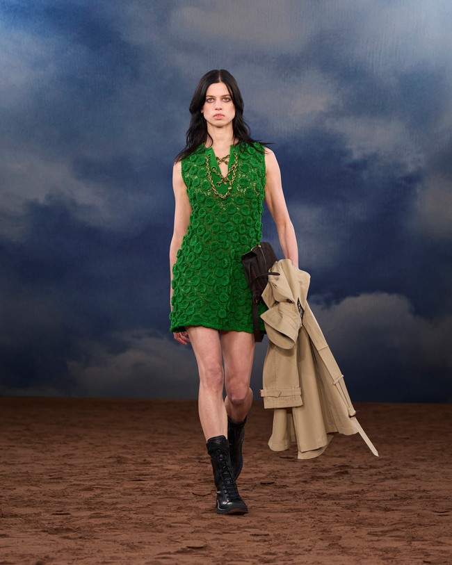 Peragaan kali ini kembali digelar di Perks Field, Kensington Gardens, London—lokasi yang pernah menjadi tuan rumah show Burberry pada 2014 hingga 2016. Area pertunjukan dirancang menyerupai lanskap musim panas Inggris, lengkap dengan nuansa festival musik terbuka. (Foto: Dok. Burberry)