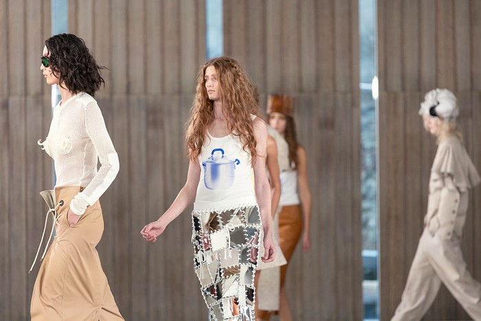 MILAN, ITALY - SEPTEMBER 25: A model, bag detail, walks the runway at the Moschino show during Milan Fashion Week Womenswear Spring/Summer 2026 on September 25, 2025 in Milan, Italy. (Photo by Justin Shin/Getty Images)