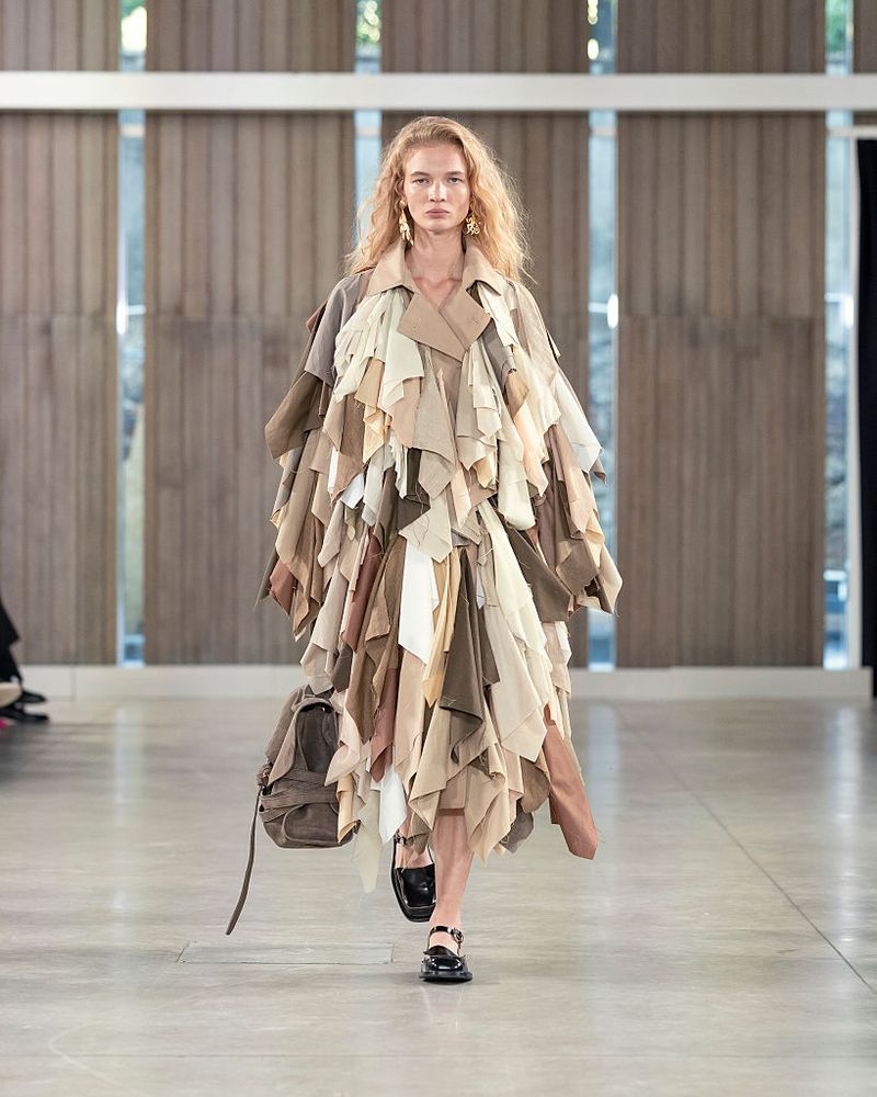 MILAN, ITALY - SEPTEMBER 25: A model, bag detail, walks the runway at the Moschino show during Milan Fashion Week Womenswear Spring/Summer 2026 on September 25, 2025 in Milan, Italy. (Photo by Justin Shin/Getty Images)