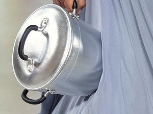 Tas Panci Hingga Dress Karung Kentang, Pesan Ekologis Rasa Humor Ala Moschino
