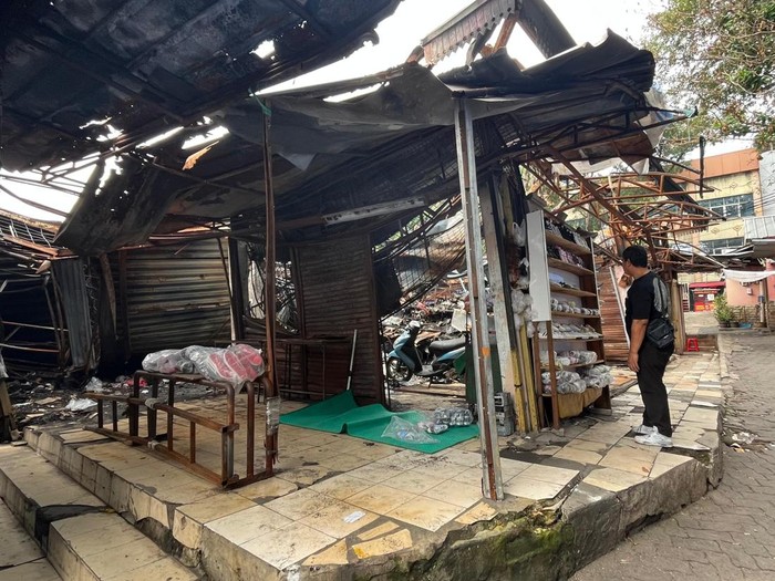 Kondisi lapak yang tetap buka meski belum ada perbaikan di Pasar Taman Puring, Jaksel, pascakebakaran Juli 2025.