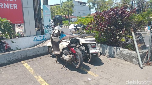 Kondisi motor yang terlibat kecelakaan terparkir di salah satu kafe di Jalan Bypass Ngurah Rai, Kuta, Badung, Bali, Sabtu (27/9/2025). (Foto: Aryo Mahendro/detikBali)
