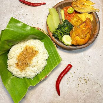 Warung Penyetan Cece, Viral karena Pemilik Cantik Kini Kian Ramai Pengunjung