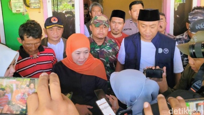 Khofifah Indar Parawansa mengunjungi korban Gempa Banyuwangi di Situbondo