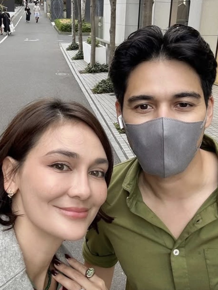 Luna Maya Luna Maya memotong rambutnya menjadi pendek.