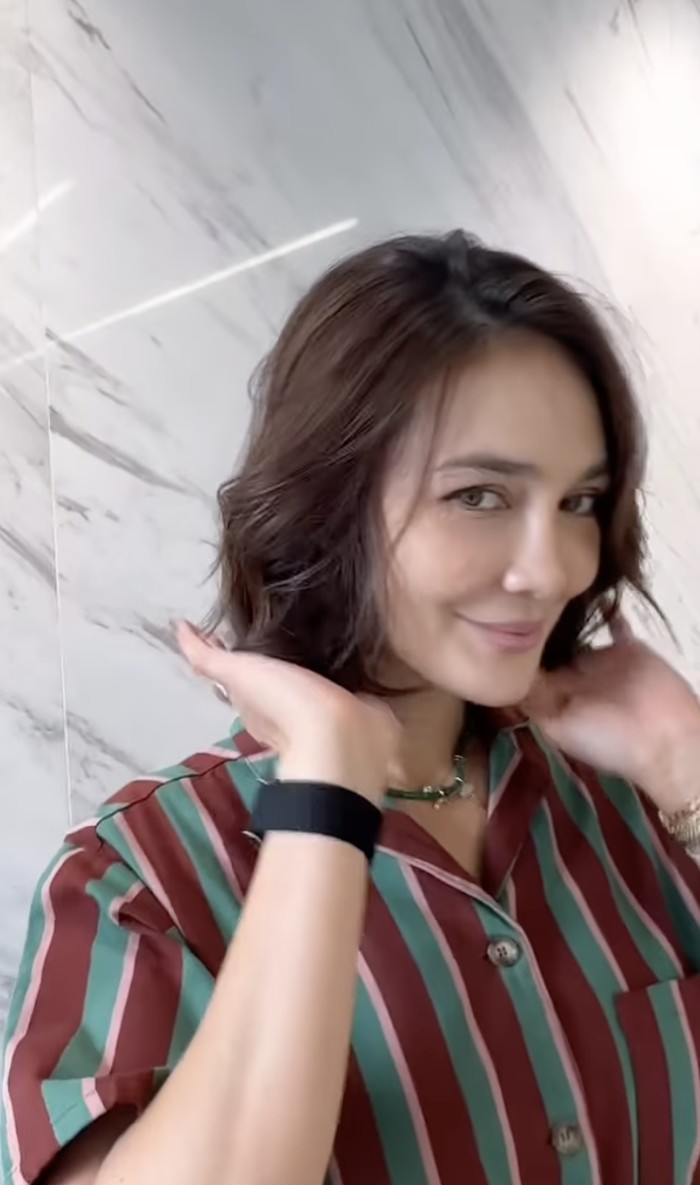 Luna Maya memotong rambutnya menjadi pendek.
