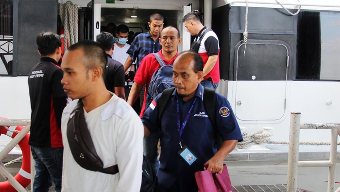 Petugas otoritas mengambil lembaran daftar isian pemeriksaan bea cukai milik seorang warga negara Indonesia (WNI) yang dipulangkan dari Malaysia di Pelabuhan Pelindo Dumai, Riau, Sabtu (27/9/2025).  Sebanyak 43 WNI dipulangkan dari Malaysia ke tanah air lewat Dumai karena melanggar peraturan keimigrasian negara tetangga itu. ANTARA FOTO/Aswaddy Hamid/sgd
