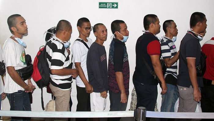 Malaysia Deportasi 43 WNI karena Langgar Izin Tinggal Petugas otoritas mengambil lembaran daftar isian pemeriksaan bea cukai milik seorang warga negara Indonesia (WNI) yang dipulangkan dari Malaysia di Pelabuhan Pelindo Dumai, Riau, Sabtu (27/9/2025). Sebanyak 43 WNI dipulangkan dari Malaysia ke tanah air lewat Dumai karena melanggar peraturan keimigrasian negara tetangga itu. ANTARA FOTO/Aswaddy Hamid/sgd