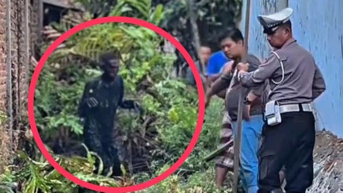 Agus, pelaku pencurian ponsel saat dipaksa keluar warga dan polisi dari got persembunyiannya di Sukomanunggal, Surabaya