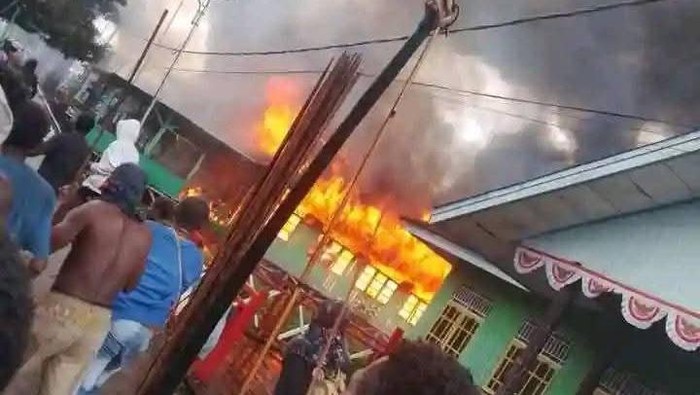 Massa membakar Pos Satgas Yonif 123/Rajawali di Asmat.