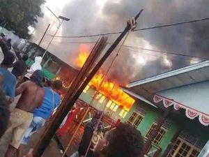 Ricuh Warga Asmat Buntut Oknum TNI Diduga Tembak Mati Pemabuk