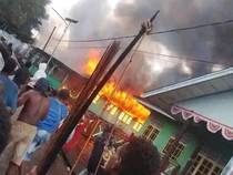 Massa Bakar Pos Satgas Rajawali di Asmat Usai Oknum TNI Diduga Tembak Warga