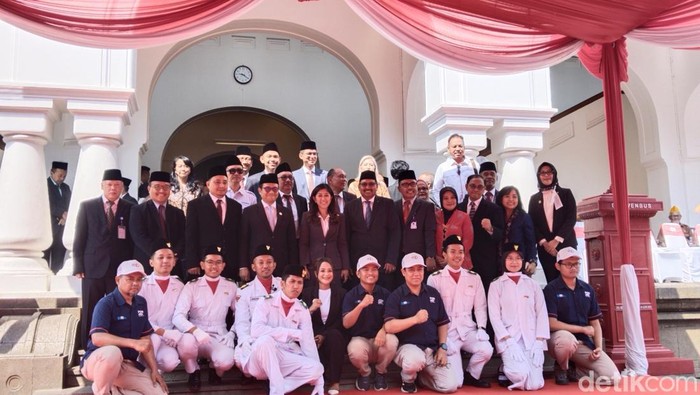 Menkomdigi Meutya Hafid saat menghadiri Hari Bhakti Postel ke-80 di Kota Bandung.