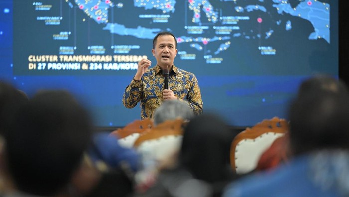 Menteri Transmigrasi M. Iftitah Sulaiman Suryanagara