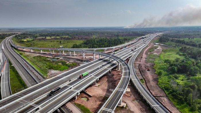 Wakil Presiden Gibran Rakabuming Raka meninjau pembangunan Jalan Tol Palembang–Betung, bagian dari Jalan Tol Trans Sumatera Tahap II, pada Kamis (25/9/2025).