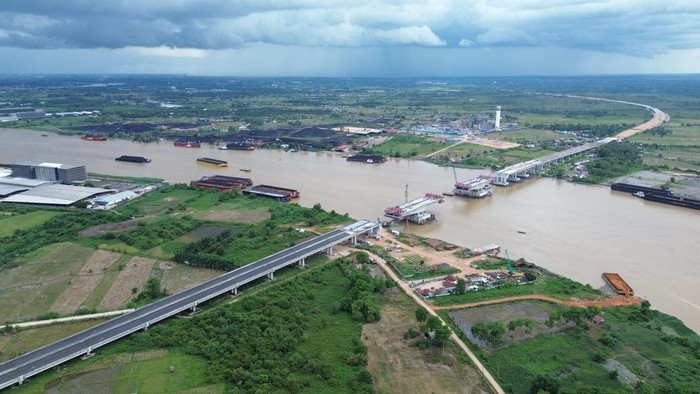 Momen Gibran Turun Cek Proyek Tol Palembang-Betung Wakil Presiden Gibran Rakabuming Raka meninjau pembangunan Jalan Tol Palembang–Betung, bagian dari Jalan Tol Trans Sumatera Tahap II, pada Kamis (25/9/2025).