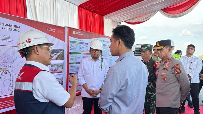 Wakil Presiden Gibran Rakabuming Raka meninjau pembangunan Jalan Tol Palembang–Betung, bagian dari Jalan Tol Trans Sumatera Tahap II, pada Kamis (25/9/2025).