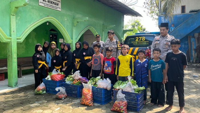 Kanit Binmas Polsek Adimulyo, Aipda Andi Haryono, ketika melakukan aksi sosial dengan membagikan sembako hingga sayuran ke pesantren dan panti asuhan. Foto diunggah Sabtu (27/9/2025).