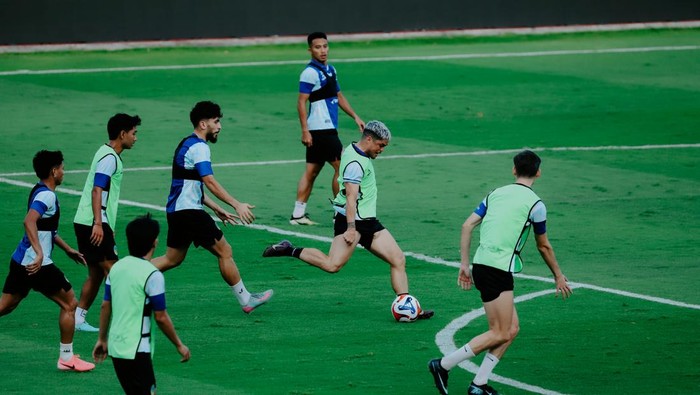 Official training PSIM Jogja jelang menghadapi PSM Makassar di Stadion Gelora BJ Habibie, Parepare, Jumat (26/9/2025)