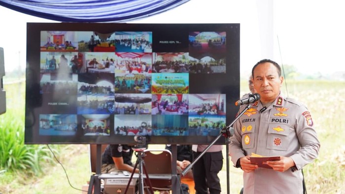 Panen jagung digelar secara serentak. Kapolda Riau Irjen Herry Heryawan pimpin panen jagung di Pekanbaru.