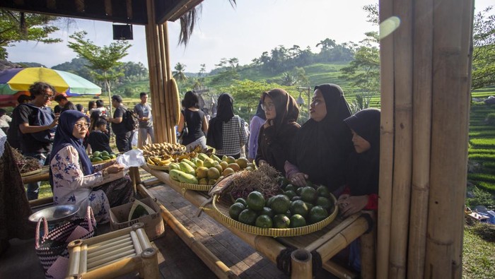 Pengunjung membeli hasil bumi di acara Pasar Bumi Pakuwon, Ciboer Pas, Bantaragung, Majalengka, Jawa Barat, Sabtu (27/9/2025). Pasar yang digelar sebulan sekali itu digagas oleh Pemdes Bantaragung bekerjasama dengan Bank Indonesia (BI) bertujuan untuk meningkatkan kunjungan wisatawan di Majalengka dengan memadukan pertunjukan budaya, kuliner dan wisata alam. ANTARA FOTO/Dedhez Anggara/sgd