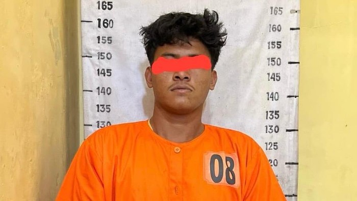Pelaku AWS saat diamankan petugas kepolisian. (dok. Polres Tapteng)