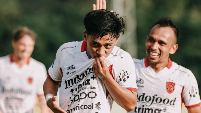 Pemain Bali United Reyner Barusu melakukan selebrasi seusai mencetak gol ke gawang Semen Padang di Stadion Haji Agus Salim, Jumat (26/9/2025). (Foto: Dok. Bali United)