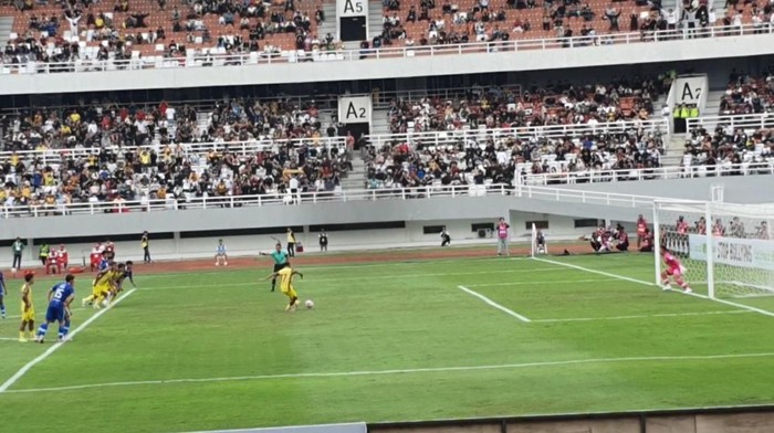 Pemain SFC J Tiwu mencetak gol ke gawang Persiraja.