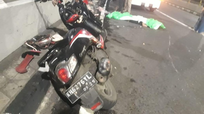 Pemotor Scoopy bonceng tiga tabrakan di Jalan Jembatan Layang Lempuyangan Jogja, Sabtu (27/9/2025).